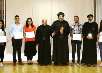 بيد نيافة أنبا إرميا .. تسليم شهادات تخرج الدورة الثالث من كورس «كللهما بالمجد»