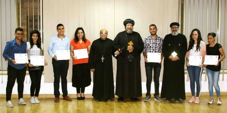 بيد نيافة أنبا إرميا .. تسليم شهادات تخرج الدورة الثالث من كورس «كللهما بالمجد»