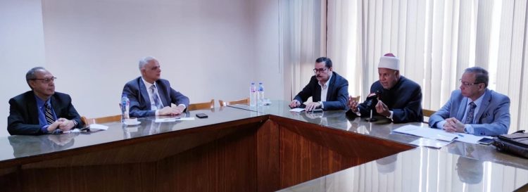 (العربية) نيافة أنبا إرميا وأ. د. محمد أبو زيد الأمير يجتمعان ببعض أعضاء لجنة التعليم بـ”بيت العائلة المصرية”