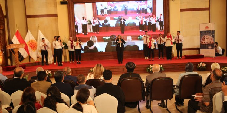 الصحف والمواقع الإخبارية تبرز احتفالية توزيع شهادات دورات لغة الإشارة المصرية بالتعاون بين المركز وجامعة عين شمس