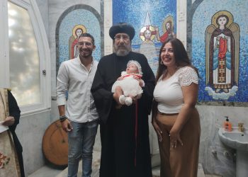 عماد الطفلة «ليليا بافلي مسيحه» بيد نيافة أنبا إرميا
