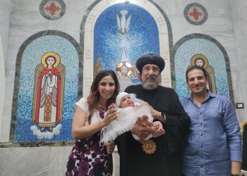 عماد الطفلة «إفيلين إميل لمعي» بيد نيافة أنبا إرميا