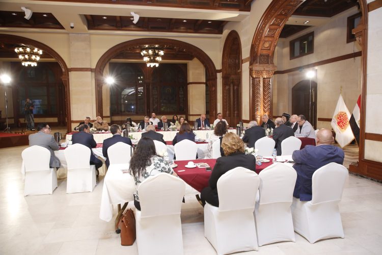 (العربية) صالون المركز يناقش..  “المنظومة الصحية في مصر: الواقع والمأمول”