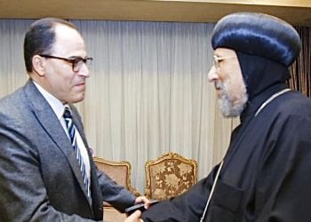 شريف عارف يشيد بدور الأنبا إرميا التنويري في صالون المركز الثقافي القبطي الأرثوذكسي