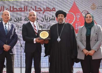 تكريم نيافة أنبا إرميا خلال مشاركته في افتتاح مهرجان العطاء الأول “شريان جامعة عين شمس”