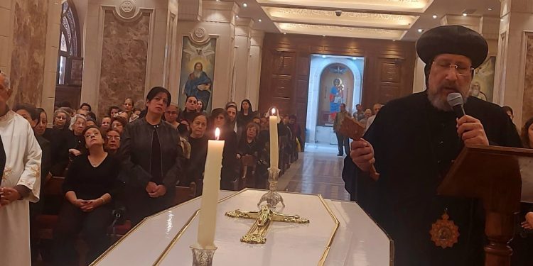 نيافة أنبا إرميا يرأس صلاة جناز الأم الفاضلة فيوليت نيقولا والدة القس تادرس محارب كاهن كنيسة العذراء وأنبا رويس بالكاتدرائية