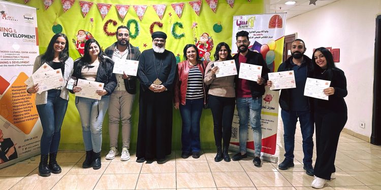 (العربية) تسليم شهادات تخرج الدورة الثانية عشر من كورس  «كللهما بالمجد»