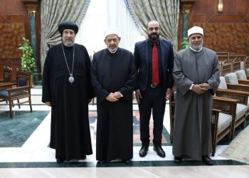 نيافة أنبا إرميا يهنئ فضيلة الإمام الأكبر بعيد ميلاده
