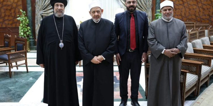 نيافة أنبا إرميا يهنئ فضيلة الإمام الأكبر بعيد ميلاده