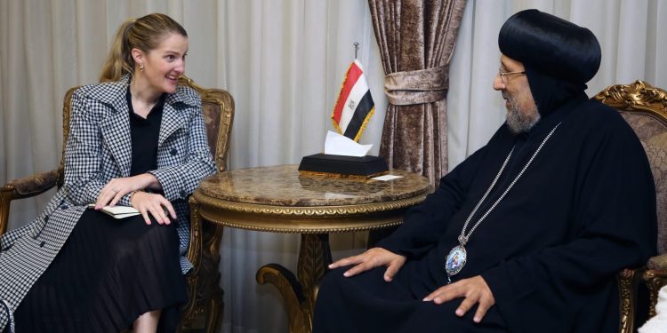 نيافة أنبا إرميا يستقبل أليسا بيكر في المركز الثقافي القبطي الأرثوذكسي