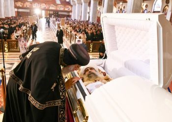 قداسة البابا يرأس صلاة تجنيز نيافة الأنبا أغابيوس بالكاتدرائية المرقسية بالعباسية 