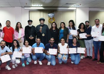بيد نيافة أنبا إرميا .. تسليم شهادات تخرج الدورة السادسة من كورس «كللهما بالمجد»