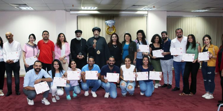بيد نيافة أنبا إرميا .. تسليم شهادات تخرج الدورة السادسة من كورس «كللهما بالمجد»