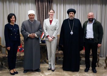 نيافة أنبا إرميا وأ. د. محمد أبو زيد الأمير يلتقيان مدير القسم السياسي والعسكري بسفارة الولايات المتحدة الأمريكية في مصر