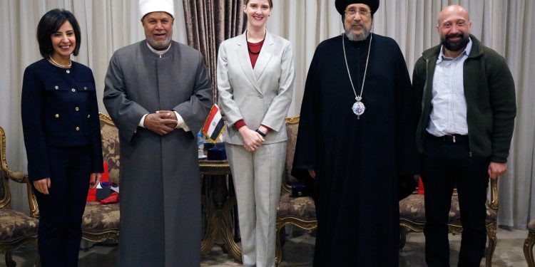 (العربية) نيافة أنبا إرميا وأ. د. محمد أبو زيد الأمير يلتقيان مدير القسم السياسي والعسكري بسفارة الولايات المتحدة الأمريكية في مصر