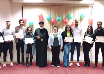تسليم شهادات دفعة جديدة من كورس "كللهما بالمجد"