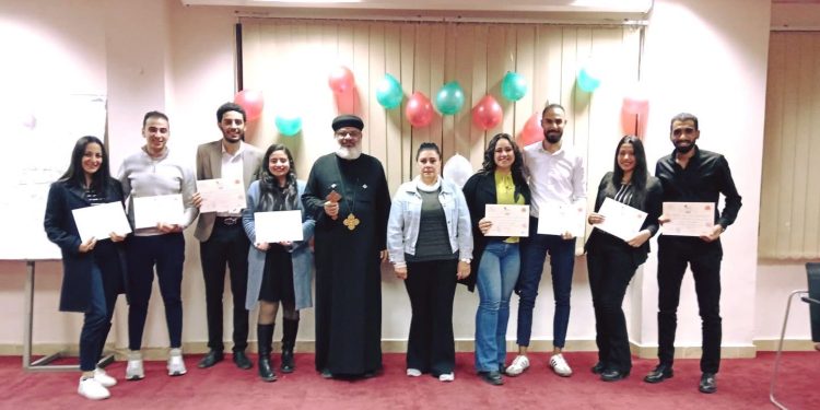 تسليم شهادات دفعة جديدة من كورس "كللهما بالمجد"