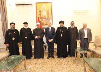 نيافة أنبا إرميا و وفدا من بيت العائلة المصرية يُهنئ محافظ القاهرة بعيد الفطر المبارك