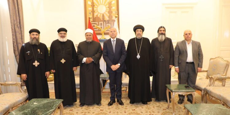 نيافة أنبا إرميا و وفدا من بيت العائلة المصرية يُهنئ محافظ القاهرة بعيد الفطر المبارك