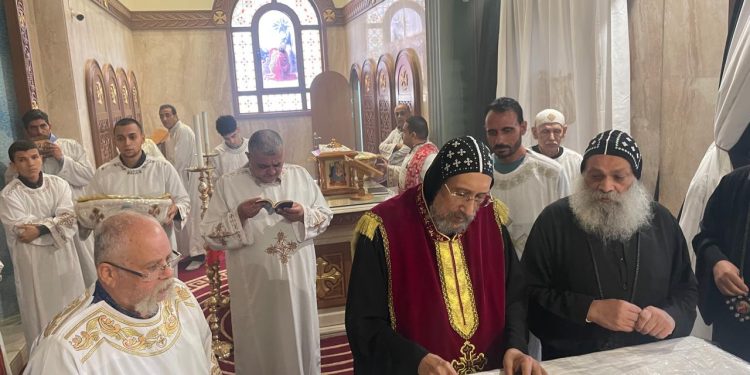 (العربية) نيافة أنبا إرميا يرأس صلوات الجمعة العظيمة بطاحونة البابا كيرلس السادس