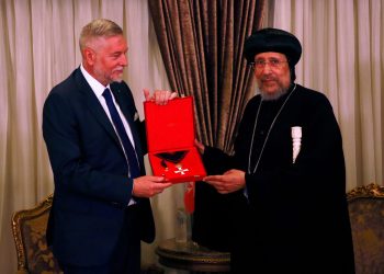 سعادة سفير فرسان مالطا يكرم نيافة أنبا إرميا بوسام "الصليب الأعظم للاستحقاق الديني"