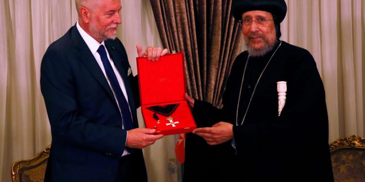 سعادة سفير فرسان مالطا يكرم نيافة أنبا إرميا بوسام "الصليب الأعظم للاستحقاق الديني"