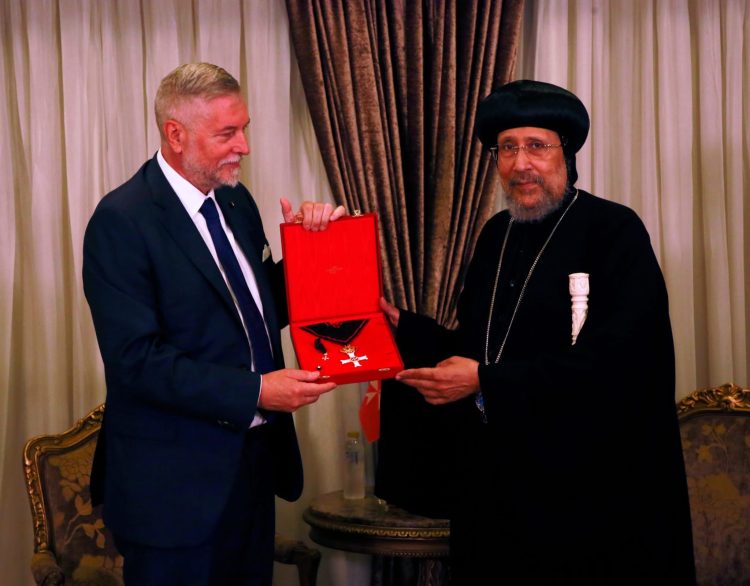 سعادة سفير فرسان مالطا يكرم نيافة أنبا إرميا بوسام "الصليب الأعظم للاستحقاق الديني"