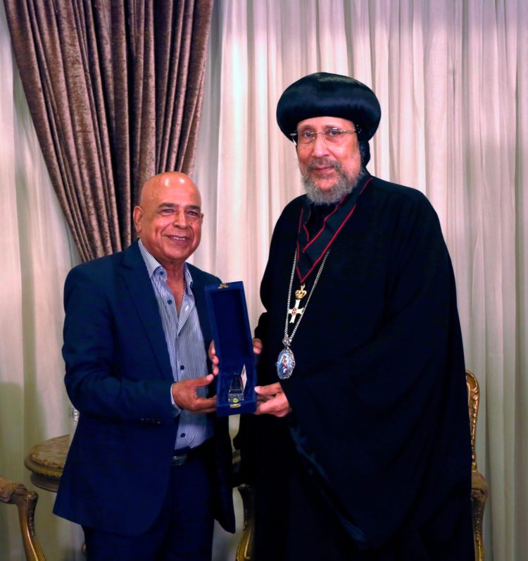 سعادة سفير فرسان مالطا يكرم نيافة أنبا إرميا بوسام “الصليب الأعظم للاستحقاق الديني”