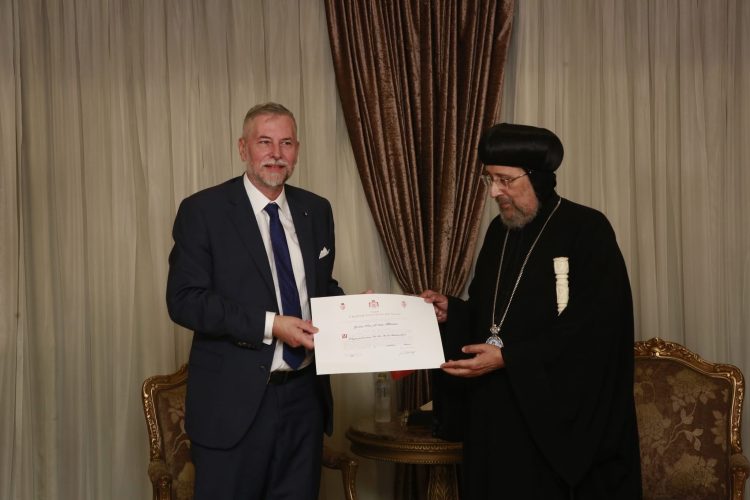 سعادة سفير فرسان مالطا يكرم نيافة أنبا إرميا بوسام “الصليب الأعظم للاستحقاق الديني”