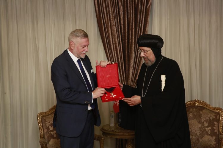 سعادة سفير فرسان مالطا يكرم نيافة أنبا إرميا بوسام “الصليب الأعظم للاستحقاق الديني”