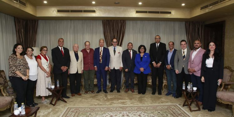 ندوة كاتب وكتاب بعنوان «فخ العسل والموت في بلاط صاحبة الجلالة»