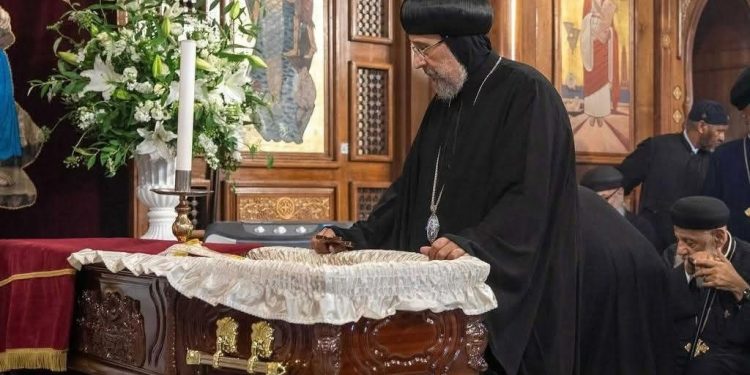 صلاة جناز القمص أنطونيوس ثابت شنوده، كاهن كنيسة مار مرقس بكينزينغتون ووكيل إيبارشية لندن، من كنيسة القديس مار مرقس الرسول بلندن