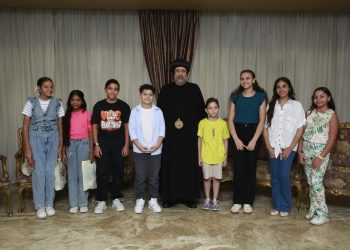 نيافة الأنبا إرميا يستقبل أوائل مدرسة النجاح الخاصة بالمعادي ويكرمهم