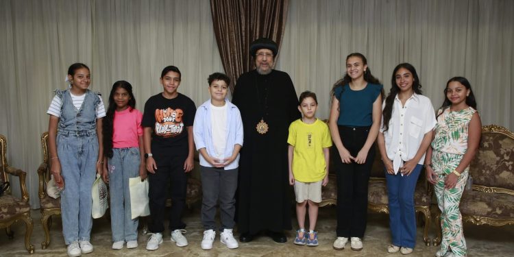 (العربية) نيافة الأنبا إرميا يستقبل أوائل مدرسة النجاح الخاصة بالمعادي ويكرمهم