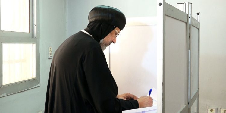 الأنبا إرميا يشارك في انتخابات مجلس الشيوخ ويدعو للمشاركة الإيجابية