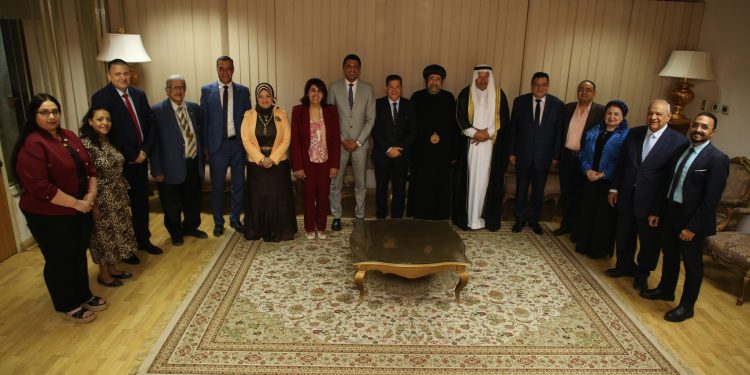 اجتماع لجنتَي الطوارئ التنفيذية والرصد ببيت العائلة المصرية بحضور نيافة الأنبا إرميا والأستاذ الدكتور مصطفى عبد الغني