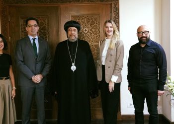  نيافة الأنبا إرميا يستقبل المسئول السياسي بسفارة الولايات المتحدة الأمريكية في مصر 