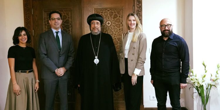  نيافة الأنبا إرميا يستقبل المسئول السياسي بسفارة الولايات المتحدة الأمريكية في مصر 