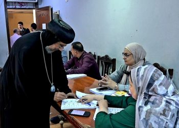 نيافة الأنبا إرميا يدلي بصوته في انتخابات مجلس النواب