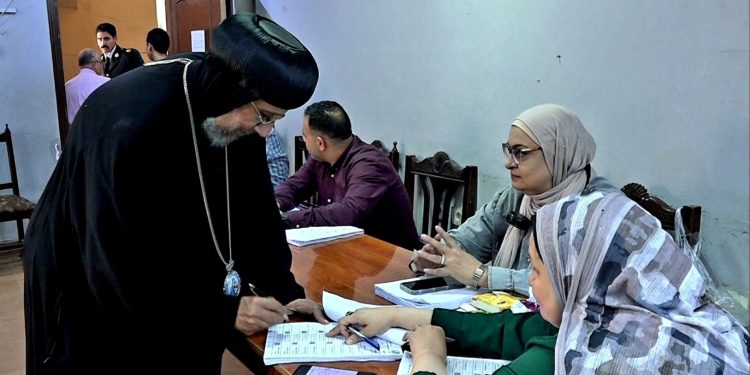 نيافة الأنبا إرميا يدلي بصوته في انتخابات مجلس النواب