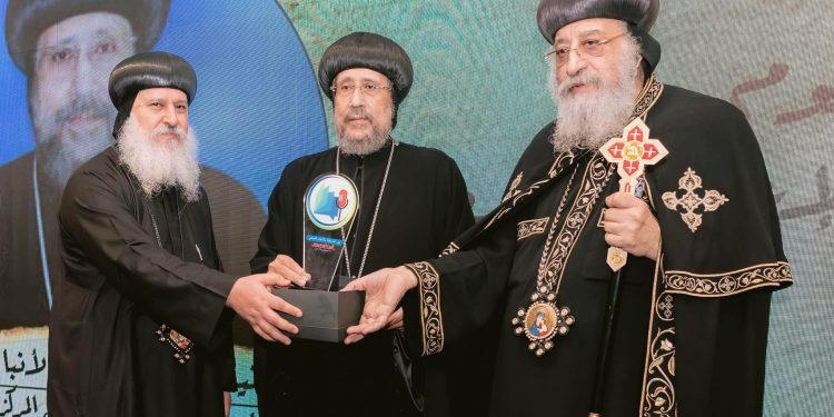 لدوره الريادي في خدمة الإعلام الكنسي.. قداسة البابا يكرِّم نيافة الأنبا إرميا بالمقر البابوي بالعباسية