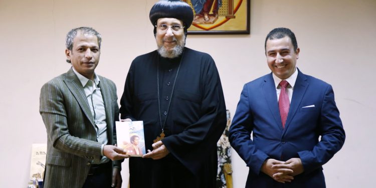 نيافة الأنبا إرميا يستقبل نائب رئيس تحرير «الوفد» ورئيس نيابة الفيوم لتلقي التهنئة بعيد الميلاد المجيد