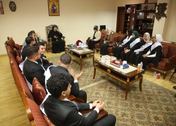تكريم نيافة الأنبا إرميا وتسليمه درع “طلاب من أجل مصر” بجامعة عين شمس