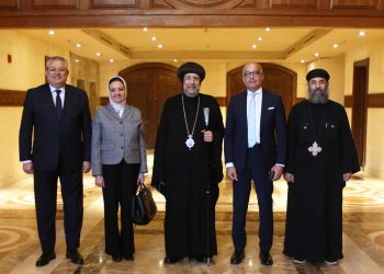 نيافة الأنبا إرميا يستقبل رئيس جامعة عين شمس للتهنئة بعيد القيامة المجيد
