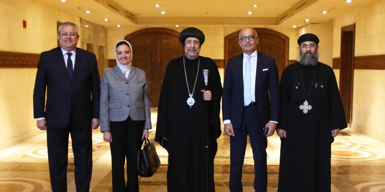 نيافة الأنبا إرميا يستقبل رئيس جامعة عين شمس للتهنئة بعيد القيامة المجيد