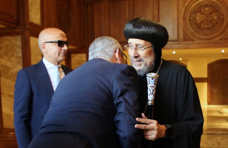 نيافة الأنبا إرميا يستقبل رئيس جامعة عين شمس للتهنئة بعيد القيامة المجيد