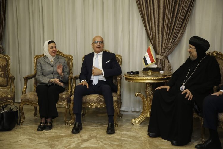نيافة الأنبا إرميا يستقبل رئيس جامعة عين شمس للتهنئة بعيد القيامة المجيد