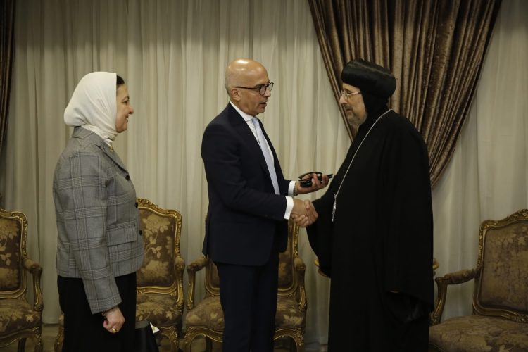 نيافة الأنبا إرميا يستقبل رئيس جامعة عين شمس للتهنئة بعيد القيامة المجيد