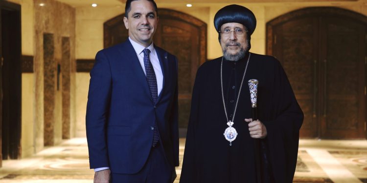 نيافة الأنبا إرميا يستقبل المسئول السياسي بسفارة الولايات المتحدة الأمريكية في مصر