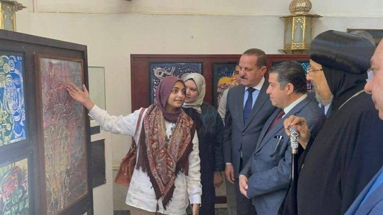 في مشهد يجسد الوحدة الوطنية…نائب رئيس جامعة الأزهر يفتتح المعرض الفني لكلية التربية للبنات بحضور رئيسَي الأعلى للثقافة والمركز الثقافي القبطي الأرثوذكسي